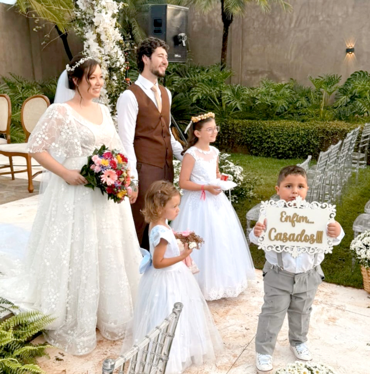 No dia 1º de fevereiro, o amor se fez presente de forma intensa e verdadeira, quando Stephano Sforza Silva e Manuela Madi selaram sua união de amor, em uma cerimônia emocionante, repleta de sentimentos e celebrações. Rodeados pelas bênçãos de suas famílias e amigos, os noivos, com os olhos brilhando de felicidade, disseram "sim" um ao outro, iniciando uma nova jornada de amor e vida a dois. Stephano, filho de Maria Lúcia Sforza Silva e Paulo César da Silva, e Manuela, filha de Guilherme Roberto Gestal Madi e Alessandra Pansani Castrequini Madi, formam um casal que exala cumplicidade e respeito. A cerimônia, realizada com grande emoção, foi marcada pela presença de familiares e amigos, que testemunharam entre sorrisos e lágrimas de alegria, não apenas o casamento, mas a união de duas famílias, agora entrelaçadas em uma linda história de amor.