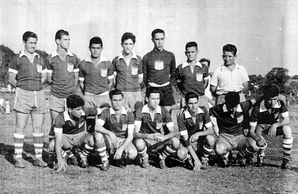 ANO 1958 - Em campo a equipe dos Bancários de Votuporanga. De pé, a partir da esquerda: Ruy, Nélson, Vadão, Ramon, Osvaldo, Jaime Gil e Deolindo (Frinfa). Agachados: Salim, Nicoleti, Mococa, Zezinho Marão, Nininho e Braolho. A foto é do arquivo pessoal da família de Ruy Massuia.