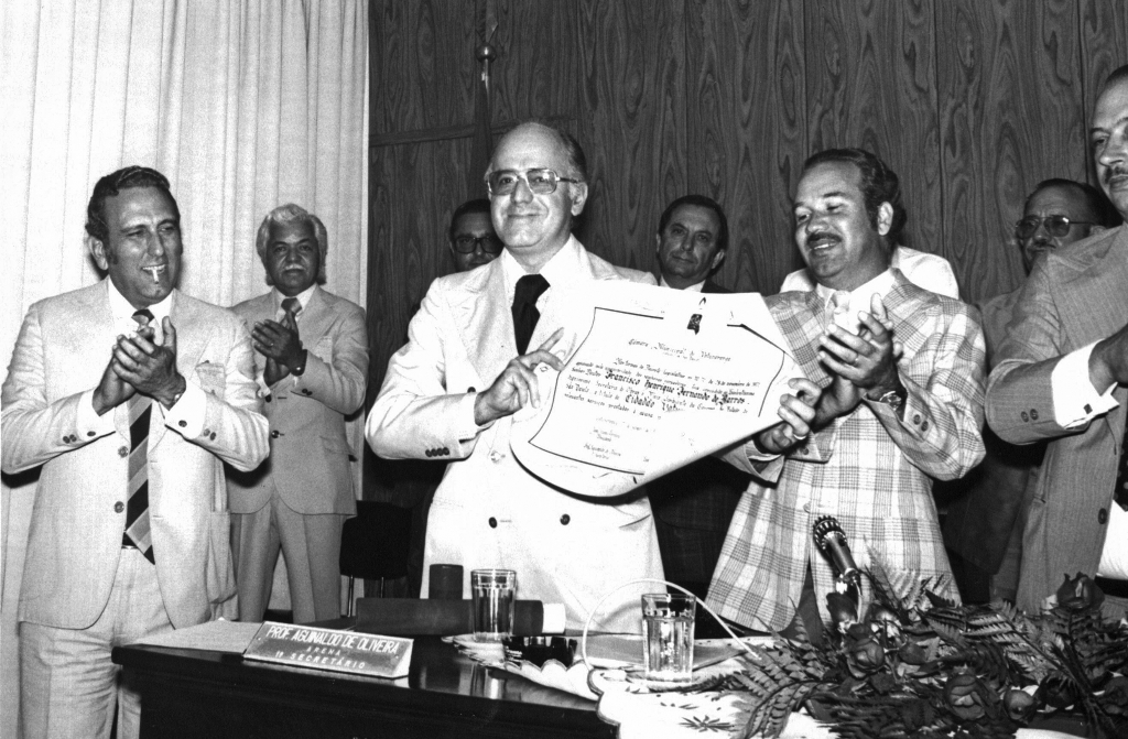 ANO 1978 - Numa Sessão Solene na noite de 21 de janeiro de 1978, Francisco Henrique Fernandes de Barros (Chico de Barros), então secretário de Obras do Estado de São Paulo, do governo de Paulo Egydio Martins, recebeu o título de Cidadão Votuporanguense. Aparecem em primeiro plano nesta foto, a partir da esquerda, o então prefeito João Antonio Nucci, o escritor votuporanguense e chefe de gabinete Edward Coruripe Costa, o homenageado, o vereador 1º secretário da Câmara, Aguinaldo de Oliveira, e o presidente do legislativo José Nunes Pereira. A foto é do arquivo do jornal.