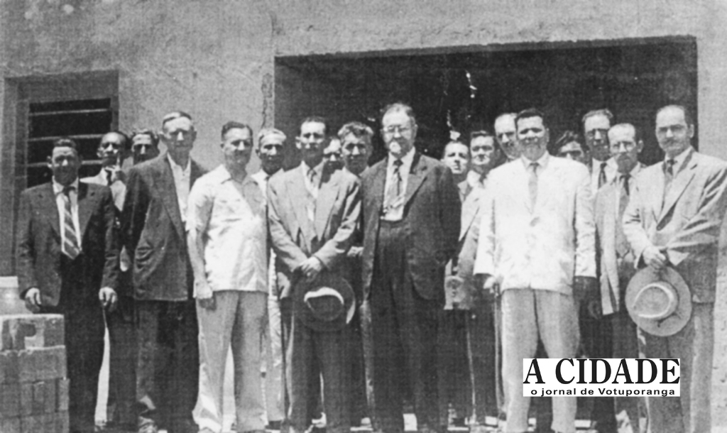 Esta foto é do dia 19 de dezembro de 1949, quando era prefeito João Gonçalves Leite. A convite da Companhia de Melhoramentos, pertencente a Fernando Marrey e responsável pelo loteamento da “Cidade Nova”, em área do bairro São João, esteve na cidade Francisco Prestes Maia, que hoje dá nome à avenida da Estação. Ele veio para traçar o novo loteamento. Na foto que marcou a passagem do ilustre urbanista e ex-prefeito da capital, identificamos da esquerda para a direita, entre outros: José Garcia Peres, Alfredo Rodrigues Simões, Francisco Guerche, Farid Cury, João Gonçalves Leite, o visitante Francisco Prestes Maia, Egas Muniz de Oliveira, Paschoalino Pedrazzoli, Leônidas Pereira de Almeida, Jonas Rodrigues dos Santos, Décio Cunha e o advogado Ultimatum Fava.