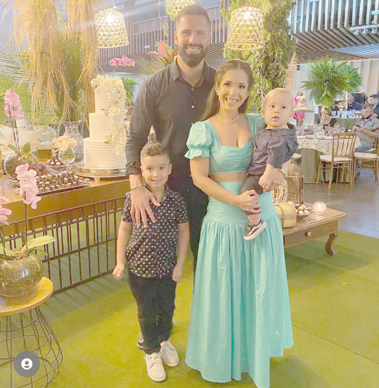 A linda família de Thiago Merlotti e Thais Fontenele com os filhos Lorenzo e Davi em noite chique de cerimônia de casamento
