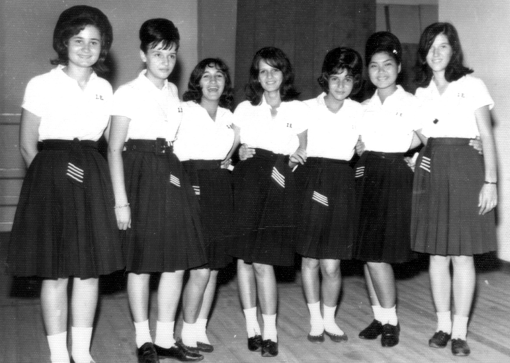 A oitava série do ensino fundamental de hoje, era a quarta série ginasial nos anos 60. Dava-se o pomposo título de “Bacharelandos do Ginásio” aos alunos que concluíam o curso ginasial. Essa turma da foto é de 1962, do Ginásio Estadual e Escola Normal de Votuporanga, instalado no prédio que hoje está a Faculdade (Unifev). Veja quem são as bacharelandas que aparecem na foto, conferindo da esquerda para a direita: Eliane Barbieri, Edie Santana, Doroth Rosa, Vany Silva, Draile Marão, Elza Abê e Encarnação Manzano.