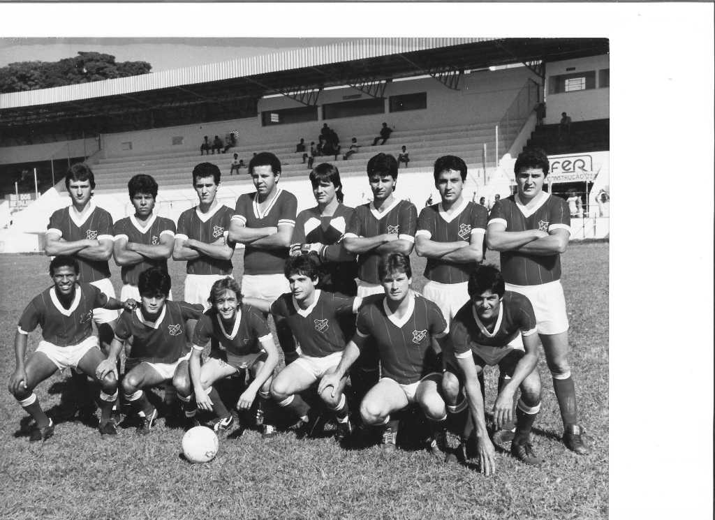 Este é o time da Ferroviária do bairro da Estação, campeão amador da cidade do ano de 1990. Na época a Ferroviária era uma das principais equipes amadoras da cidade e da região e contava em seu elenco com grandes nomes do futebol local e regional. Na foto aparecem, em pé, da esquerda para a direita: Denílson, Piolin, Marcão, Hermínio, Branco, Jorge, Ailton (Ito) e Franca. Agachados: João Paulo, Kantina, Baianinho, Aritana, Mita e Beronha. A foto pertence ao arquivo pessoal de Ailton.