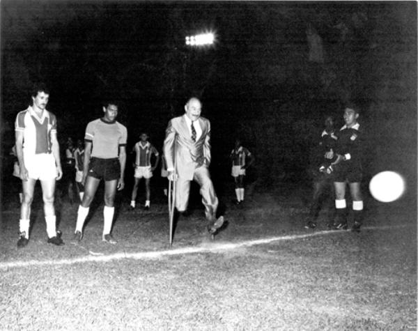 Pontapé inicial - O prefeito Mário Pozzo-bon mostrou o seu lado de esportista em algumas oportunidades. Nesta foto, em jogo noturno, no Estádio “Plínio Marin”, ele se apresenta para dar o “pontapé” inicial da partida que era um costume da época. Não temos dados sobre o jogo e nem as equipes que estiveram em ação. Consta que se tratava de uma partida beneficente.