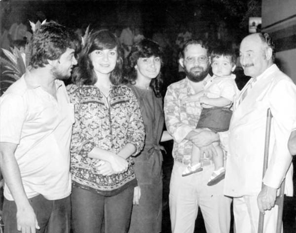 A família de Mário Pozzobon - Apegado aos  filhos e netos, o saudoso Mário Pozzobon aparece nesta foto dos anos 80 num encontro de família. Da esquerda para a direita: Eversong Martins e as filhas Silvia e Márcia com o genro Dr. Jerônimo Figueira da Costa Filho (no colo com o filho Guilherme). Pozzobon à esquerda bem ao seu estilo clássico: paletó e gravata.