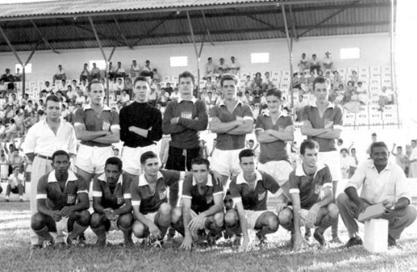 O time dos Bancários (1959) - Este é o time dos Bancários de Votuporanga que se apresentou para o jogo amistoso “tira-teima” contra a equipe CHAN LOBO no ano de 1959 no velho estádio “Plínio Marin”. Veja quem aparece na foto, conferindo da esquerda para a direita, de pé: Frinfa (diretor), Piola, Osvaldo Botafogo (goleiro), Milton (goleiro), Neri, Piolin e Calabra. Agachados: Tita, Bibilo, José Marão, Lima, Mocóca e Nélson Ramalho e o massagista Joel Budu. Esta foto pertence ao arquivo pessoal de Luiz Carlos Murasse e a identificação dos nomes dos jogadores foi feita pelo sr. Antonio Ferreira Victor ( O Toco -dedicado funcionário do Assary). A coluna “Túnel do Tempo agradece a colaboração.\r\n