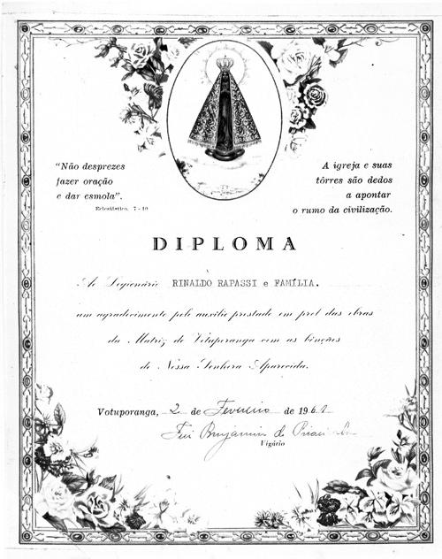 Rinaldo Rapassi - Um diploma conferido no dia 2 de fevereiro de 1961 e assinado pelo vigário Frei Benjamim de Piracicaba tem o seguinte teor: “Ao legionário RINALDO RAPASSI e família, um agradecimento pelo auxílio prestado em prol das obras da Matriz de Votuporanga com as bençãos de Nossa Senhora Aparecida”.  A família preserva guardado o presente documento que nos foi enviado para o registro no “Túnel do Tempo” pelo comerciante Paulo César Rapassi.