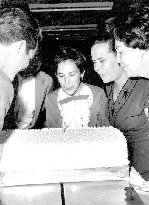 Aniversariantes rotarianos - Esta foto é do dia 27 de junho de 1978. Trata-se de um encontro das senhoras da Casa da Amizade do Rotary Clube de Votuporanga. Era a comemoração das aniversariantes daquele mês. Aparecem, soprando a velinha do bolo, Fleury Cecchine, Maria Anttonia de Castro Cury, Sonia Saretta Barbosa Lima e Yolanda Gomes. O registro fotográfico é de Gersino Davanço, Foto Davanço, na época instalado na Praça dos Expedicionários n.o 10. A foto faz parte do álbum da família Rames Cury.