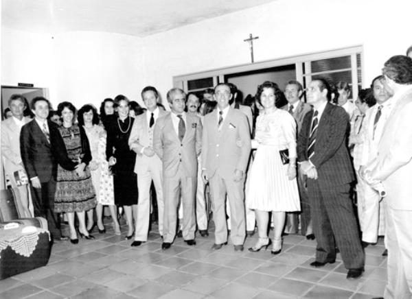 Cerimônia no Lions Clube - Ano 1982 - Naquele ato, a foto do Dr. Orlando Beretta foi entronizada na Galeria dos ex-presidentes do Lions Clube de Votuporanga. A cerimônia reuniu personalidades marcantes da sociedade local. Da esquerda para a direita: Édino Comar, Eny Aymoré Camolesi e Lizete, Meire Araújo, Dra. Diva e Dr. Jesus Silva Melo, Dr. Rafael Chain, Dr. José Barbosa da Silva, , Dr. Orlando Beretta e esposa Célia, José Marcussi, Nasser Marão, Durvalino Comar (ao fundo), Dr. Anísio Garcia Martin, Aguinelo Picerni e (de costas) Dr. Deocleciano de Souza Viana Filho. A foto é do arquivo pessoal do dr. Orlando Beretta.