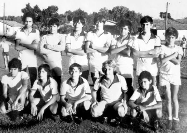 Paulistinha da Vila América - Este é o time Paulistinha da Vila América, fundado em 4 de outubro de 1975, que completa na próxima terça-feira 36 anos da sua fundação. A foto de 1977, no campo da Vila América. O time comemora o aniversário hoje com uma festa na Estância Boa Vista. Na foto em pé, a partir da esquerda: Luizinho, Zé Donda, Tito, Marcão, Divino, João Zuquechi e Mauro. Aga-chados: Mário, Maurício, Alemãozinho, Bissi e Carlinhos Figueiredo. A foto é do arquivo pessoal de Mário Gabriel.