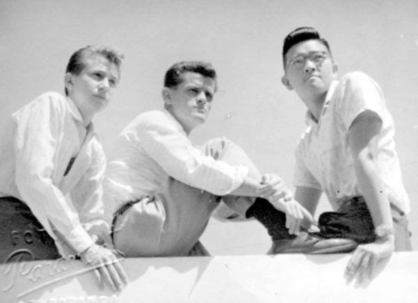 Na arquibancada do Votuclube - Um registro do dia 11 de fevereiro de 1961. Fazendo pose para as câmeras do FOTO PARAMONT os jovens Urbano Doimo, Jaime Álvares Gil e Luiz Carlos Murasse. Ele se posicionaram para esta foto na arquibancada da quadra de tênis do Votuporanga Clube. E com pose de galã. A foto pertence ao arquivo pessoal do Luiz Carlos Murasse