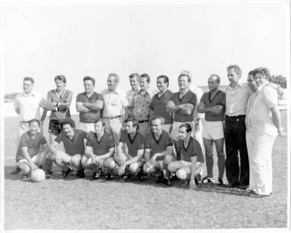 O time da Câmara - Nos anos 70, era comum a realização de jogos de confraternização envolvendo o time dos vereadores. Essa é uma das formação do tempo que João Antonio Nucci era o prefeito. A partir da esquerda: (?) o goleiro João Roberto Poiani (como convidado), Roberto Bianchini, prefeito João Antonio Nucci, (?), (?), Joaquim Neves, Alzimiro Brantis, Aranádio, o presidente Octaviano Nogueira, o vice-prefeito Onofre de Paula, e (?). Agachados: Hideito Otuki, Arnaldo Santa Fé Trindade, Jair (Doca), Clair Bento Barão, Dr. Joaquim Figueira da Costa e Darci Pereira de Moura.