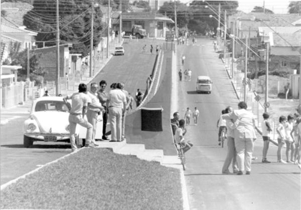 Avenida do Canecão - Nesta época de chuvas, volta a tônica a discussão sobre pontos de alagamentos na cidade. O desafio vem sendo combatido ao longo do tempo. Nesta foto, a inauguração da segunda pista da parte rebaixada da avenida Vilar Horta (conhecida também como Canecão). O combate às enchentes naquele local aconteceu na administração do prefeito Mário Pozzobon e foi inaugurada a obra em 1986, nas festividades do 49º aniversário de Votuporanga. Veja a placa inaugural instalada no canteiro central da avenida.