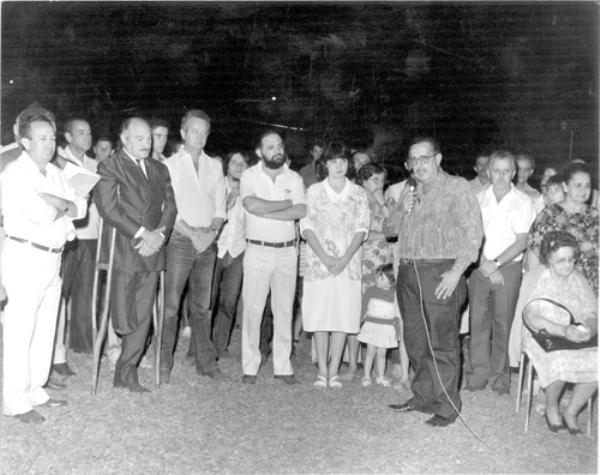 Solenidade - O saudoso Juvenal Domingos Martins Lopes, presidente do Sindicato Rural de Votuporanga, discursa numa cerimônia prestigiada pelas lideranças políticas dos anos 80. Da esquerda para a direita: Granada, o prefeito Mário Pozzobon (falecido recentemente), o engenheiro Jesus Silva Melo, Dr. Jerônimo Figueira da Costa Filho (na época diretor do ERG - Escritório Regional de Governo), Márcia Pozzobon Figueira, o orador, o então vice-prefeito Rames Cury e a senhora Maria Muro Pozzobon. Não consta o local da cerimônia.