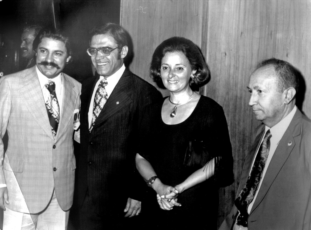 O saudoso médico Ruy Pedroso e sua senhora domadora Maira Neiva presidiram o Lions Clube de Votuporanga na gestão 1972/73. Foi um ano muito produtivo para o clube de Votuporanga que realizou campanhas memoráveis. Ruy Pedroso manteve durante a sua vida de Lions a Campanha do Remédio, onde ele pessoalmente recolhia medicamentos para distribuir aos mais necessitados. Nesta foto, o casal presidente do Lions recepcionava no clube autoridades leonísticas visitantes