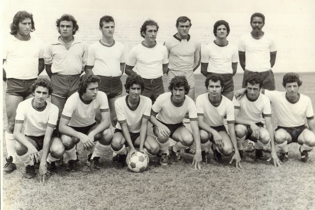 Nos anos 70 a equipe representativa do distrito de Simonsen era considerada “bicho papão” no concorrido Campeonato Amador de Votuporanga organizado pela LIVOFU – Liga Votuporanguense de Futebol. Na foto, o time do ano de 1974. Veja quem são os jogadores, conferindo a partir da esquerda: De pé- Zé Paulo, Alécio, Boiadeiro, Urbes, Sizão, Cidinho e Xuxu. Agachados: Tico, Jair, Cidinho, Paraná (do Sorvetão), Oscar Guarizo, Antonio Carlos e Bandola. A foto é do arquivo pessoal de Oscar Guarizo.