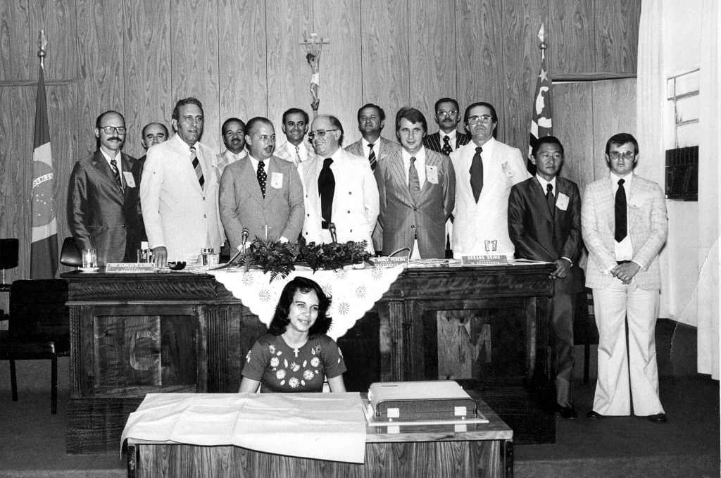 Nessa Sessão Solene da Câmara Municipal, realizada no dia 21 de janeiro de 1978, o então secretário de Obras do governo Paulo Maluf, Francisco de Barros, foi agraciado com o título de Cidadão Votuporan-guense. Em primeiro plano, na mesa dos trabalhos, aparecem o vereador Ederval Gregório, o prefeito João Antonio Nucci, o presidente da Câmara José Nunes Pereira, o homenageado, seguido pelos vereadores Urbano Doimo, Joaquim Neves, Hideito Otuki e Jair Francisco (Doca). A foto pertence ao álbum de família do ex-prefeito João Antonio Nucci