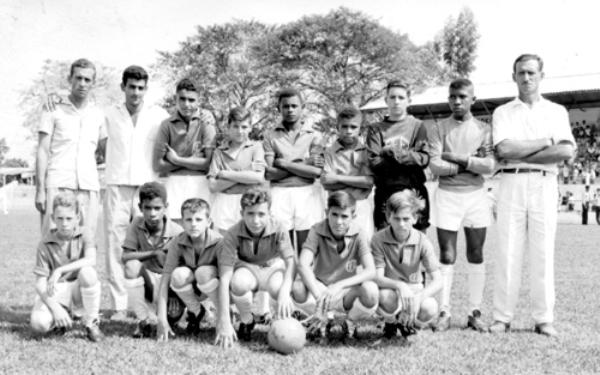 O time mirim da Ferroviária - O saudoso Sargento Atilano Guatemozim Pedroso foi o responsável por este time que representou a gloriosa Ferroviária do Bairro da Estação no Campeonato Mirimj de Futebol Infantil no ano de 1963. A foto pertence ao nosso colaborador Osvaldo Andreu, mas não há qualquer identificação sobre o nome desses meninos que brilhanaram com a camisa grená da Ferroviária. O palco é o velho estádio “Plínio Marin”.