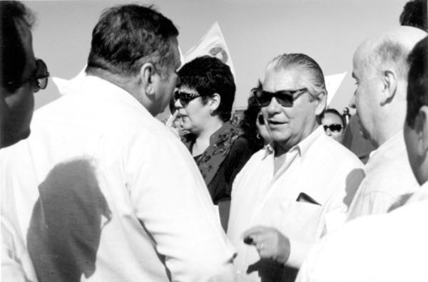 Mário Covas - O governador Mário Covas aterrisou no aeroporto “Domingos Pignatari” de Votuporanga no dia 21 de setembro de 1996, às 9 da manhã, em campanha politica. Na foto ele era recepcionado pelo prefeito da época Pedro Stefanelli Filho com grande festa. No discurso já se anunciava a duplicação da rodovia Euclides da Cunha. 