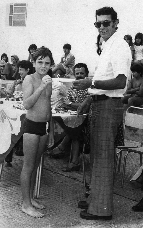 Nesta foto de 1975, José Galera Sanches entrega diploma de conclusão do curso de natação no Votuporanga Clube. Era a escola do “Peixinho” tão famoso naqueles tempos. Quem recebe o certificado é o garotão Alexandre Farinazzo Martins. Aparece sentado, entre os dois, o então presidente do Votu-clube, Rames Cury. A foto pertence ao álbum de Segundo Garcia Martins.