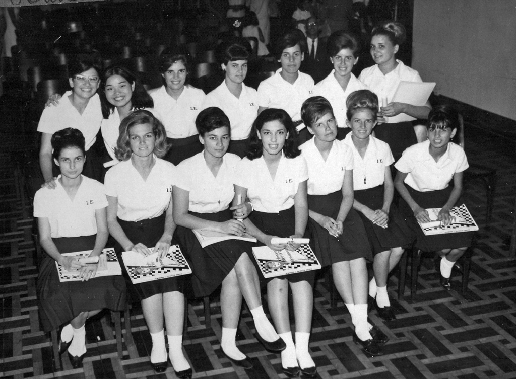 Elas estão comemorando 50 anos de formatura. São as normalistas do Instituto de Educação “Dr. José Manoel Lobo” - turma de 1964. Confira da esquerda para a direita: Na fila de pé: Regina Célia Naime, Humiko  Takeo, Júlia M. Arantes, Leonilda Lopes, Venina Pinheiro, Maria Izabel G. Leite e  Rosa M. Magoga. Sentadas: Heleanir  M. Nazaret, Sibelli  Pedrazolli, Maria Júlia Rosa, Ella R. Perri, Mercedes  Bortoloti,  Gertrudes Albarello e Jaci de Biagi. A foto pertence a álbum de formatura de Humiko Takeo. 