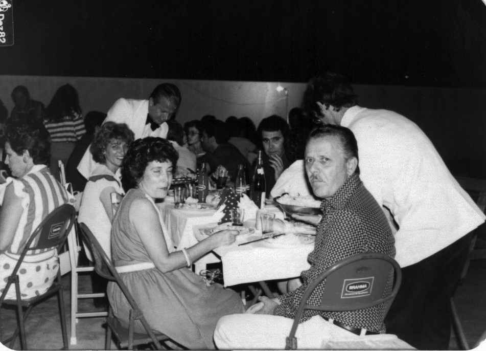 Sempre muito concorrida a confraternização de Natal no mais antigo clube de Rotary de Votuporanga. A foto é do ano de 1982. Em primeiro plano aparece o casal Maria Antonia e Rames Cury, acompanhados na mesa pelo agrônomo Luiz Fernando Toscano e Sandra. Detalhe: aparece servindo à mesa, o então famoso garçom de Votuporanga, Leonildo Púglia. A foto é do álbum de família