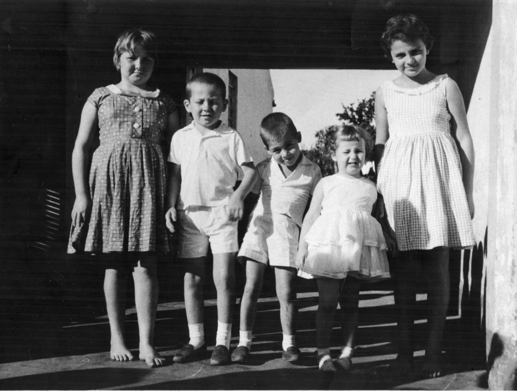 A foto é de 1969. Os irmãos Castrequini fizeram pose para o registro histórico desta foto. Veja quem são eles, conferindo a partir da esquerda: Elza Castrequini Bufulim, Vicente Castrequini Neto, Francisco Carlos Castrequini (saudosa memória), Ermelinda Castrequini Nogueira e Adélia Castrequini (in memoriam). Nesta época ainda não havia nascido a irmã caçula Edna Castrequini. A foto é do álbum de família.