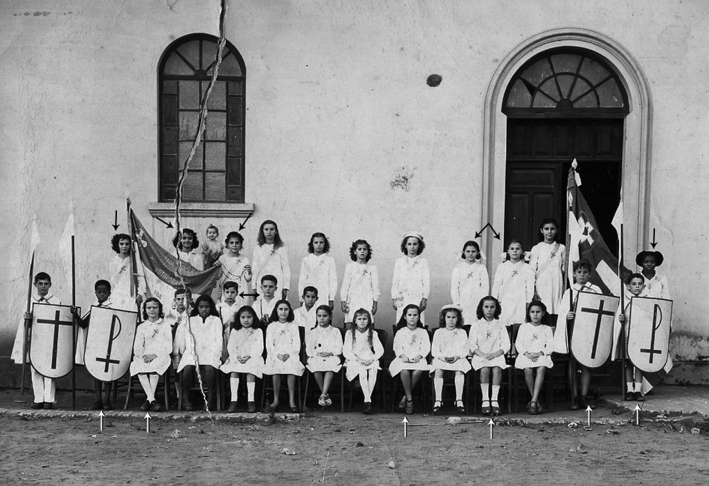 Um dos movimentos religiosos da Igreja Católica que congregava as crianças era a Cruzada (ou cruzadinha como se chamava). Esta foto de 1947, na entrada da antiga Igreja Matriz de Votu-poranga, apresenta o grupo com algumas pessoas identificadas, atravé de flechas, conforme segue da esquerda para a direita, de pé: Marlene Corrati, Elza Dulci, Maria do Carmo, Nair e Maria Eduveja e Aparecida de Almeida. Sentadas: Geraldo Justino de Almeida, Odete Pedrazoli, Antonio de Lima, José Antonio Maranho, Guaraciara, Conceição Nicoletti, José de Melo e Geraldo Sanfelice. A foto é do arquivo pessoal de Antonio de Lima.