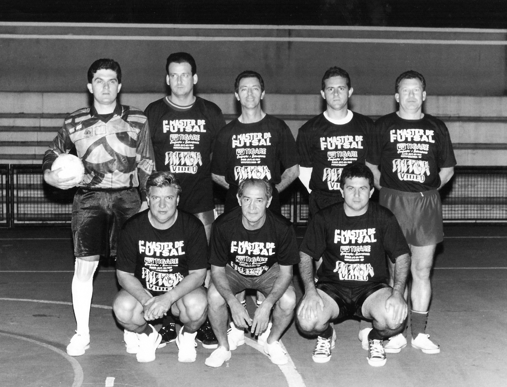 O certame foi realizado em junho de 1996. Na foto uma das equipes participantes. Veja quem são os “craques” do futsal conferindo da esquerda para a direita. De pé: Renato Parminondi (goleiro), Pregão, dr. Antonio Carlos Francisco, Valtinho e Roveda. Agachados: José Carlos de Melo, Deley e Edson. A foto é do arquivo pessoal do dr. Antonio Carlos Francisco. 