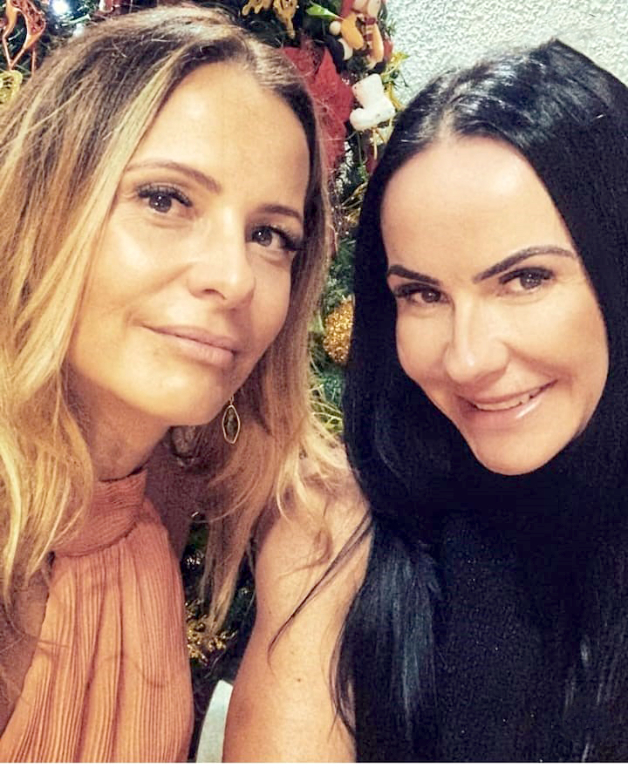 Hoje, 17 de janeiro, é dia de comemoração para as irmãs gêmeas Amanda e Juliana Castrequini Marão. Muito queridas e bem relacionadas na sociedade votuporanguense, Juliana Marão, que já exerceu com destaque o papel de primeira-dama, é casada com Juninho Marão, enquanto Amanda, esteticista reconhecida por sua atuação profissional, é esposa do também conhecido Likinha, um dos organizadores do maior carnaval de São Paulo, o Oba!. Votos de felicidades, saúde e pleno sucesso às aniversariantes.