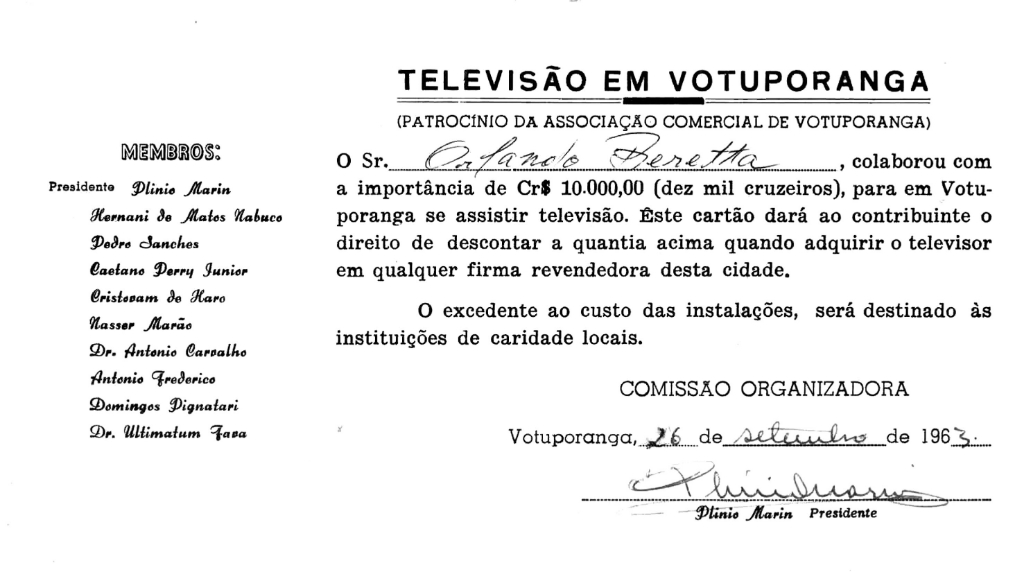 Nosso leitor Orlando Beretta nos envia comprovante de colaboração na campanha para captação do sinal da televisão em Votuporanga. O movimento foi levantado pela Associação Comercial de Votuporanga numa Comissão presidida por Plínio Marin em 1963 e contou com a participação de expressivos votuporanguenses. Leia o teor do documento para se inteirar da iniciativa que deu uma boa imagem nos aparelhos de TV.
