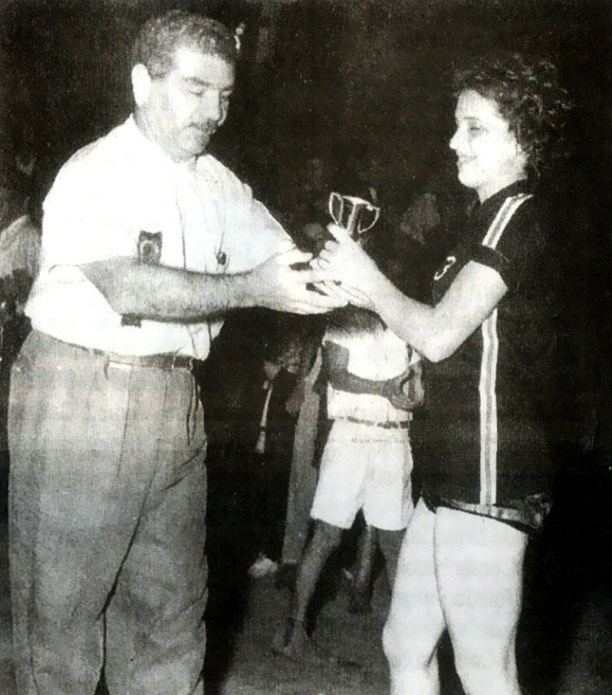 Os Jogos Intercolegiais disputados em Votuporanga, no período de 3 a 7 de setembro de 1959, renderam muitas medalhas e troféus para as equipes locais. Contam que pelo fato da cidade sediar a competição, os nossos atletas empenharam-se na preparação e os resultados apareceram. Na foto o dirigente dos Jogos, Rachid Homsi, entrega solenemente o troféu de “Melhor Atleta”. E quem recebe com todos os méritos é Wilma Pansani. 
