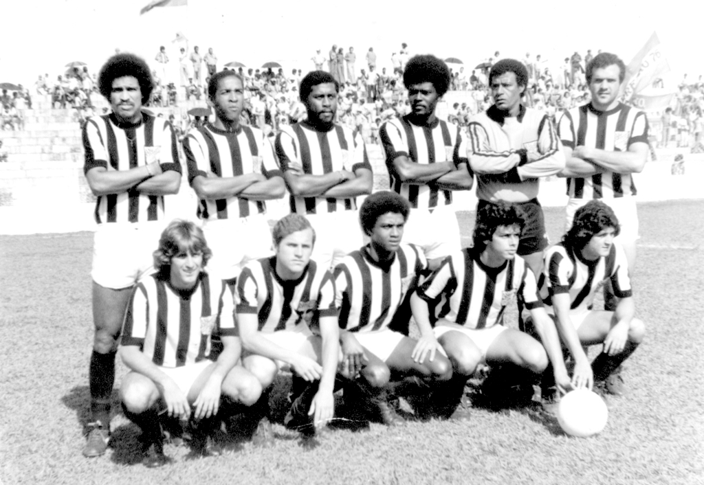 Da esquerda para a direita: Mendes, Elmo, Lorico, Caio, Raimundinho e Virgílio (Careca). Agachados: Neno, Barriga (José Carlos Martins), Mauro, Bedram e Olésio. O jogo foi no “Plínio Marin” contra o Barretos – sempre uma “pedra” na chuteira da alvinegra. O resultado foi 1 a 0 para os visitantes. A foto é do arquivo de José Carlos Martins (Barriga).
