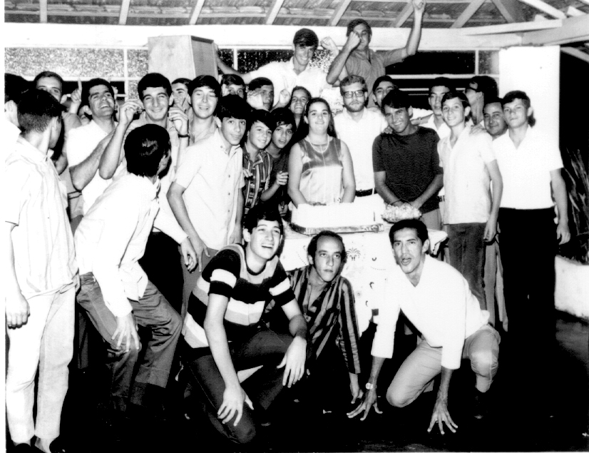 A foto é de 1967, na festa de 15 anos de Thelma Jabur. Veja quem são eles, conferindo a partir da esquerda, assim como eram conhecidos: Edu, Aderbal Galo, Tinché, Édson Marchan, Rogério, Toninho Sarkis, José Santana, Chinchão da Padaria Progresso (608), Marinho Jabur, Bactéria, Thelma (aniversariante), Mauro Marzochi, Alcir Rubens Monteiro, Edmar Costa (Costinha), Fedozi, Zé Arroyo (Pitrika), Leonezio, José Mecânico, Delei, Melão e Cicinho Barbosa Lima. O encontro deu-se na residência da rua Ivai, 616. 
