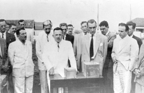 Pedra fundamental - Esta foto é dos anos 50. Trata-se de um evento que reuniu autoridades locais para o lançamento de um empreendimento. Da esquerda para a direita: Braga, Capitão Leonidas Pereira de Almeida, o médico Orlando Van Erven, o médico Jamilo Elias Zeitune, o advogado Wilson Foz, o comerciante de café João Santaela, Alfredo Rodrigues Simões (Cavaco), o mecânico José Bianchini (Zezão), o guarda-livros Joaquim Nogueira de Carvalho, o prefeito Hernani de Mattos Nabuco, o gerente do Bradesco Jonas Rodrigues dos Santos, João Camareiro, o alfaiate Cornélio Martins e Arthur de Oliveira. A identificação das personalidades foi levantada pelo nosso colaborador Dagoberto José Mira Alves (Dago).
