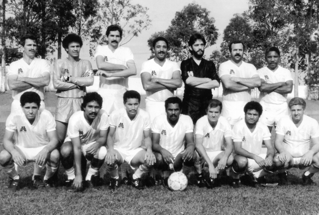 Este é o time da CESP que sagrou-se Campeão no Assaru em 1988. A final foi com o time do Assary A e durante os 90 minutos os resultado foi 2 a 2. A decisão foi para os pênaltis e deu CESP. Veja a formação do time campeão, conferindo a partir da esquerda, de pé: Jair, Nenê (goleiro), Cinquentinha (Ponte Preta), Ditão, Zé Lúcio Curti (goleiro), Virgilio (Careca) e Nena. Agachados: Cabo Valter, Rubão, Gersinho, Benício, Maluf, Lengo e Dito. A foto pertence ao arquivo pessoal de José Carlos Fernandes, o Maluf.