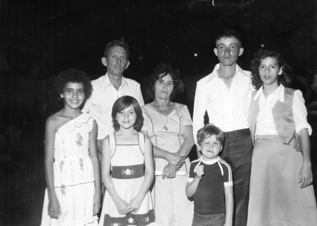 Ano 1978 – A família Vecchiato reuniu-se para comemorar a conclusão do Tiro de Guerra do então atirador Deosdete Vecchiato. Veja quem aparece na foto conferindo da esquerda para a direita: a radialista Janete Ribeiro (Rádio Cidade), Santo Vecchiato, dona Josefina, Eliana Vecchiato, Adauto, o formando Deosdete Vecchiato e Leonice. A foto é do álbum de família e nos foi enviada pela colaborador Valdir Aparecido Petenucci.