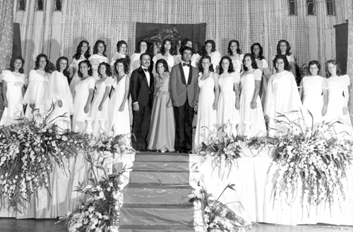 Grêmio Esportivo Marianinhos - 1956 - O cenário é o antigo campo do VEC (Votuporanga Esporte Clube) hoje estádio municipal “Plínio Marin”.Data- 26 de agosto de 1956. Em campo pronto para o jogo, o Gremio Esportivo Marianinho que naquela tarde levantou o título de Campeão da Taça “ A Jóia”. Veja quem são os “astros da bola” conferindo a partir da esquerda, de pé: senhor Juvêncio, Ariovaldo Martins (Jacaré), Badu, Jurani Pereira da Silva, João Birolo, José Luiz Basílio, Ormezindo Olgado, Marchan e Rui Massuia. Agachados na mesma ordem: Dirceu Costa, Piruzinho, José Martins, Dago, Duózinho, Nininho e Jaime Pereira da Silva (Borrenga). A foto pertence ao arquivo pessoal de Paulino Mateus Olgado.