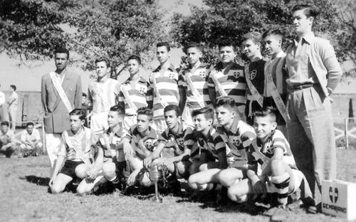 As debutantes do Votuclube - Nos últimos dias, temos estampado nesta coluna fotos espetaculares das promoções históricas do Votuporanga Clube. Hoje ilustramos a página com mais uma apresentação das Debutantes dos anos 80.Ao centro, o casal presidente do clube, Rames Cury e Maria Antonia, mas, o destaque fica para o galã Paulo Figueiredo, o astro da novela das 8 daqueles tempo. Ele foi o Paraninfo eleito pelas debutantes para a primeira valsa. Veja detalhes da decoração do clube com a transformação do palco. Foi-se o tempo da magia e de sonho de menina-moça com o seu esperado Baile das Debutantes. Quem vestiu-se de branco e foi estrela da noite jamais vai se esquecer. Foi o encanto de fada, de princesa das mil e uma noites.