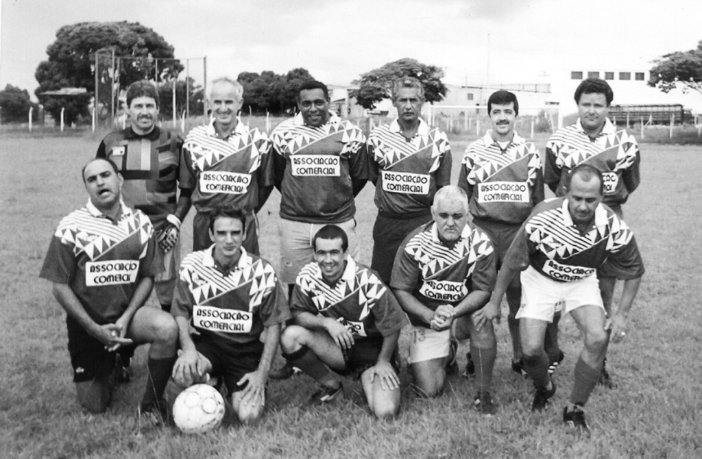 No antigo campo do Colégio Técnico Agrícola, da esquerda para direita, em pé: Plácido, Luiz Mário, Carlão, Ninha, Tiãozinho, Donizete (Esmebra). Agachados: Lindolfo, Fofão, Helimar, Beto (Telesp) e Odair (o Amizade). A foto é do arquivo de Luiz Cantelli.