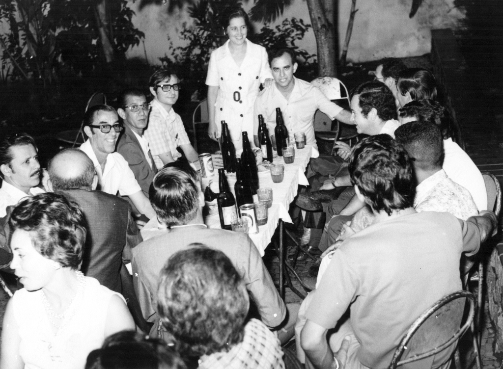 Recém-casados, o médico Joaquim Figueira da Costa e esposa Wanda decidiram reunir em casa os amigos para comemorar o aniversário dele. A foto é do dia 13 de julho de 1968. Na cabeceira da mesa, Wanda e dr. Joaquim. Na esquerda, Frei Ismael Matignago (vigário da Igreja Matriz), Rudy de Souza Lima (funcionário do Banespa e membro do Lions Clube), Orlando Beretta e Rames Cury. A mulher no canto esquerdo é a professora Adair Fernandes do Prado. De costas, Francisco Barbosa Lima e Luiz Carlos Cardoso Prado. Na frente, ao lado do aniversariante, o dr. Jesus Silva Melo. A foto é do arquivo pessoal da família Figueira da Costa.