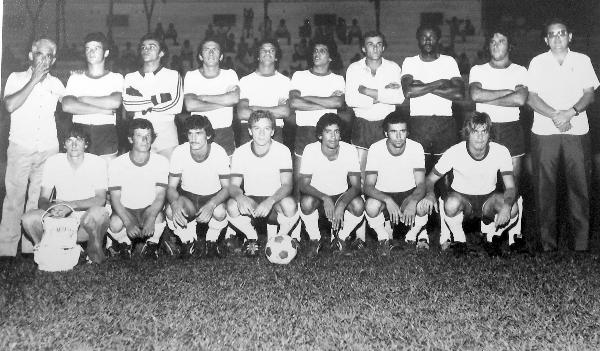 Simonsen de 1978 - Esta é a equipe do Simonsen Esporte Clube de 1978 registrada durante um Campeonato Amador. Confira quem são eles, de pé, da esquerda para a direita: Elídio (falecido); Boiadeiro; Alécio; Urbes; Almeidinha; Pedrinho; Assis; Leonel; Zé Paulo (falecido) e Zé Pozzenato (falecido). Agachados: Everson; Bandola; Paraná (O Sorvetão); não identificado; Cidinho; Antonio Carlos e Alemão. A foto é do arquivo dos Fiorentinos. 