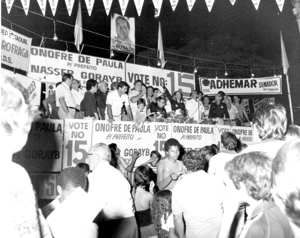 Comício na Concha Acústica - Este registro fotográfico é do encerramento da campanha política de 1982. O candidato a prefeito era Onofre de Paula, tendo como vice Nasser Gorayb (no microfone, discursando). Entre os que aparecem no palanque, destacamos da esquerda para a direita, alguns de saudosa memória: Antônio Pagliarani, Abílio Calile, Alzimiro Brantis, André Cúria Sanches e Edward Coruripe da Costa, além de outros personagens da política local que aparecem na foto.