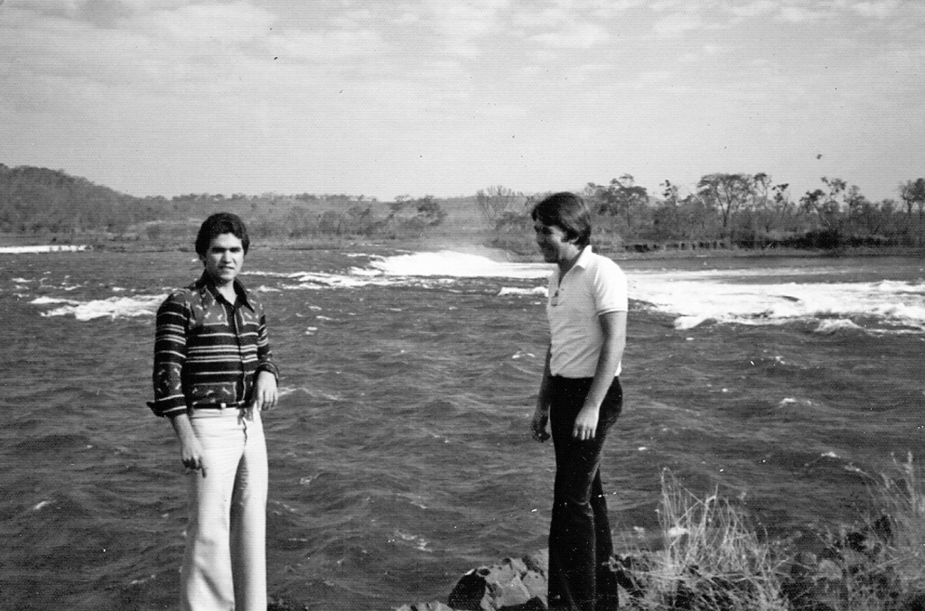 A foto registra o início das obras de represamento das águas do Rio Grande para a formação da barragem da Usina de Água Vermelha.Na direita, de camisa branca, aparece Rubens Criado, na companhia do seu irmão Dr. Anísio Criado. Eles foram conhecer os trabalhos que estavam sendo executados naquela obra gigantesca. A foto é do arquivo pessoal de Rubens Criado. 
