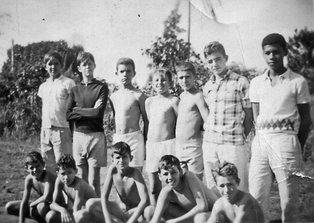 O registro fotográfico é dos anos 60. A foto foi colhida num campinho de futebol improvisado que existia na esquina das ruas Minas Gerais com a Rio Grande. Veja quem são eles, conferindo da esquerda para a direita. De pé – Rubens Criado, Zé Roberto, Rubinho (PM), Édinho (Banco do Brasil), Zé Francisco, Alaor e Paulinho Boca de Cantor. Agachados: Zé Criado (fiscal), Caco (Frango Rico), Edimir,  Sergião (Flor da Mata) e Titico Padeiro. A foto é do arquivo pessoal de Rubens Criado.