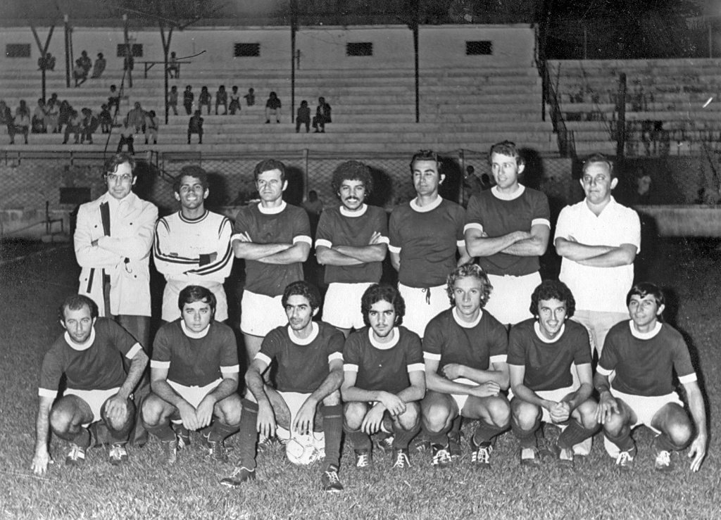 A foto é da década de 70. O palco é o estádio “Plínio Marin”. Perfilado aparece o time da Justiça para um jogo tão importante que até o Juiz de Direito entrou em campo. Veja a formação conferindo a partir da esquerda, de pé: Dr. Urbano Ruiz (Juiz de Direito), Walter Domingos (Lobão), Leopércio Bazaglia, Milton Domingos, Nelo (Igapira), Décio e Durval Cerantola (Calabra - técnico). Agachados: Luiz César Simielli (Lé), José Carlos, Haroldo (ex-ponteiro da Votuporanguense), Afonso Celso, José Antonio Costa e Anésio Reganin.  A foto pertence ao arquivo pessoal de Anésio Reganin