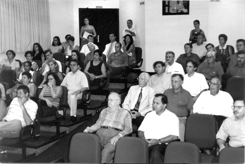 O auditório da Fundação Educacional tomado por autoridades representativas do município que sempre presti-giam as sessões solenes. Algumas das personalidades que aparecem em primeiro plano nesta foto como o médico Miguel Gerosa, o industrial Carlos de Prosdocimi e o presidente do Sindicato Rural, Juvenal Domingos Martins Lopes, são lembrados de saudosa memória. A foto é do arquivo do jornal.