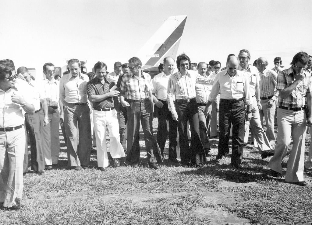 Autoridades da cidade e região foram ao Aeroporto local para recepcionar o então secretário de Obras do governo Francisco de Barros. A foto é de 2 de abril de 1977. Aparecem, entre outros, o jornalista Antonio Higa (Rio Preto), o advogado Antonio Trombone, Adauto Lupo, vereadores Alzimiro Brantis, Octaviano Nogueira, o deputado Áureo Ferreira, vereador José Nunes Pereira, o secretário Chico de Barros, o prefeito João Antonio Nucci e vereador Jair Francisco (Doca). A foto é do Takeo Sato