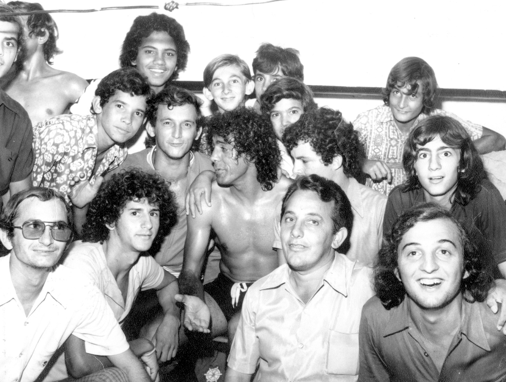 O avante César, um dos goleadores da Sociedade Esportiva Palmeiras, apresentou-se em Votuporanga, no Estádio “Plínio Marin”, no dia 22 de março de 1974. Foi num grande amistoso entre a A. A.Votuporanguense e Palmeiras. A foto foi feita nos vestiários e aparece ao centro o craque ladeado pelos admiradores do seu futebol. Entre outros: José Megiani, Dorval Cerântola (Calabra), Luiz e agachado como braço na perna do jogador está o Paulo Dias dos Santos. Este é o dono da foto.