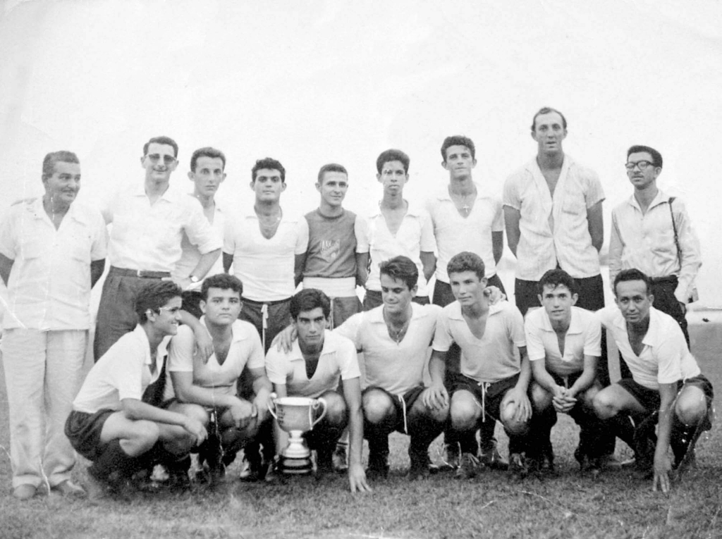 A equipe do Amador da Associação Atlética Votuporanguense sempre se destacou no Campeonato Amador Regional. Esta foto é do ano de 1965, quando o “Expressinho” da Alvinegra levantou a taça. Da esquerda para a direita: Em pé - Basílio (diretor de esportes AAV Amador), Plínio Marin (presidente), Calabra, Vadão, Ormezindo, Zequinha Neves, Pelaia, Léo Commar e Abilio Ribeiro (Abilio do Baião). Agachados - Urbano, José Luiz Basílio, João Abbas (Chapa), Uedelton, Toninho, Reinaldinho e Granadinha.